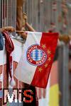 07.08.2025, Fussball Bundesliga 2025/2026, Freundschaftsspiel, Telekom-Cup, FC Bayern Mnchen - Tottenham Hotspur, in der Allianz-Arena Mnchen, Bayernfhnchen aines Fans