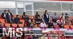 07.08.2025, Fussball Bundesliga 2025/2026, Freundschaftsspiel, Telekom-Cup, FC Bayern Mnchen - Tottenham Hotspur, in der Allianz-Arena Mnchen,  Ehrengastbereich mit Geraldine Ponce (mitte mit Handy) der Ehefrau von Luis Diaz (FC Bayern Mnchen), Vereinsfhrung FC Bayern mit , Ex-Prsident und Aufsichtsratsvorsitzender Karl Hopfner (FC Bayern Mnchen), Geschftsfhrer Michael Diederich (FC Bayern Mnchen), Sportvorstand Max Eberl (Bayern Mnchen), Vorstandsvorsitzender Jan-Christian Dreesen (FC Bayern Mnchen),  Prsident Herbert Hainer (FC Bayern), Michael Ballack, 