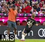 07.08.2025, Fussball Bundesliga 2025/2026, Freundschaftsspiel, Telekom-Cup, FC Bayern Mnchen - Tottenham Hotspur, in der Allianz-Arena Mnchen, li: Trainer Vincent Kompany (FC Bayern Mnchen) gibt Lennart Karl (Bayern Mnchen) Anweisungen.