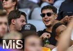 07.08.2025, Fussball Bundesliga 2025/2026, Freundschaftsspiel, Telekom-Cup, FC Bayern Mnchen - Tottenham Hotspur, in der Allianz-Arena Mnchen, Aleksandar Pavlovic (Bayern Mnchen)  auf der Tribne mit Sonnenbrille 