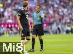 07.08.2025, Fussball Bundesliga 2025/2026, Freundschaftsspiel, Telekom-Cup, FC Bayern Mnchen - Tottenham Hotspur, in der Allianz-Arena Mnchen, Schiedsrichter Robert Hartmann und Harry Kane (FC Bayern Mnchen) 