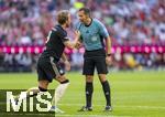 07.08.2025, Fussball Bundesliga 2025/2026, Freundschaftsspiel, Telekom-Cup, FC Bayern Mnchen - Tottenham Hotspur, in der Allianz-Arena Mnchen, Schiedsrichter Robert Hartmann und Harry Kane (FC Bayern Mnchen) 