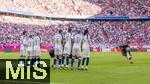 07.08.2025, Fussball Bundesliga 2025/2026, Freundschaftsspiel, Telekom-Cup, FC Bayern Mnchen - Tottenham Hotspur, in der Allianz-Arena Mnchen, re: Michael Olise (FC Bayern Mnchen) zirkelt einen Freistoss um die Mauer von Tottenham.