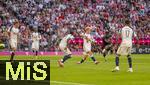 07.08.2025, Fussball Bundesliga 2025/2026, Freundschaftsspiel, Telekom-Cup, FC Bayern Mnchen - Tottenham Hotspur, in der Allianz-Arena Mnchen, Torschuss zum 2:0 von Kingsley Coman (2.v.re, FC Bayern Mnchen) 