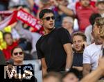 07.08.2025, Fussball Bundesliga 2025/2026, Freundschaftsspiel, Telekom-Cup, FC Bayern Mnchen - Tottenham Hotspur, in der Allianz-Arena Mnchen, Aleksandar Pavlovic (Bayern Mnchen)  auf der Tribne mit Sonnenbrille 