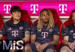 07.08.2025, Fussball Bundesliga 2025/2026, Freundschaftsspiel, Telekom-Cup, FC Bayern Mnchen - Tottenham Hotspur, in der Allianz-Arena Mnchen, Min-jae Kim (Bayern Mnchen, Minjae Kim) und Sacha Boey (FC Bayern Mnchen) auf der Bank 