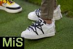 07.08.2025, Fussball Bundesliga 2025/2026, Freundschaftsspiel, Telekom-Cup, FC Bayern Mnchen - Tottenham Hotspur, in der Allianz-Arena Mnchen, re: Rafinha (Ex-FC Spieler) beim Tlekom Interview, detail seine Schuhe von Dolce Gabana