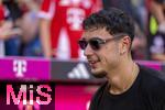 07.08.2025, Fussball Bundesliga 2025/2026, Freundschaftsspiel, Telekom-Cup, FC Bayern Mnchen - Tottenham Hotspur, in der Allianz-Arena Mnchen, Aleksandar Pavlovic (Bayern Mnchen)  auf der Tribne mit Sonnenbrille
