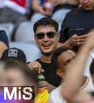 07.08.2025, Fussball Bundesliga 2025/2026, Freundschaftsspiel, Telekom-Cup, FC Bayern Mnchen - Tottenham Hotspur, in der Allianz-Arena Mnchen, Aleksandar Pavlovic (Bayern Mnchen)  auf der Tribne mit Sonnenbrille 