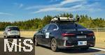 11.08.2025, Autobahn A96 bei Mnchen, Leicht getarnter Testwagen der BMW AG in Zusammenarbeit mit Qualcomm fr Autonomes Fahren mit aufwndiger Sensorik auf dem Dach und an der Karosserie auf der Strasse. BMW mchte den Fahrzeugkomfort durch die Einfhrung neuer Technologien zur Weiterentwicklung der assistierten, vernetzten, teil-automatisierten und autonomen Fahrzeugkomfortfunktionen weiterentwickeln und dadurch ein verbessertes Fahrerlebnis bieten. Die Testfahrzeuge sind mit verschiedenen Sensoren wie Radar-, Ultraschall-, GPS/Ortungssensoren, Innenraum-Mikrofonen und Videokameras ausgerstet. Der ffentliche Straenverkehr, Umgebung des Testfahrzeugs, kann auf Video aufgezeichnet werden.