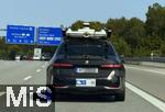 11.08.2025, Autobahn A96 bei Mnchen, Leicht getarnter Testwagen der BMW AG in Zusammenarbeit mit Qualcomm fr Autonomes Fahren mit aufwndiger Sensorik auf dem Dach und an der Karosserie auf der Strasse. BMW mchte den Fahrzeugkomfort durch die Einfhrung neuer Technologien zur Weiterentwicklung der assistierten, vernetzten, teil-automatisierten und autonomen Fahrzeugkomfortfunktionen weiterentwickeln und dadurch ein verbessertes Fahrerlebnis bieten. Die Testfahrzeuge sind mit verschiedenen Sensoren wie Radar-, Ultraschall-, GPS/Ortungssensoren, Innenraum-Mikrofonen und Videokameras ausgerstet. Der ffentliche Straenverkehr, Umgebung des Testfahrzeugs, kann auf Video aufgezeichnet werden.