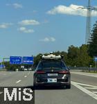 11.08.2025, Autobahn A96 bei Mnchen, Leicht getarnter Testwagen der BMW AG in Zusammenarbeit mit Qualcomm fr Autonomes Fahren mit aufwndiger Sensorik auf dem Dach und an der Karosserie auf der Strasse. BMW mchte den Fahrzeugkomfort durch die Einfhrung neuer Technologien zur Weiterentwicklung der assistierten, vernetzten, teil-automatisierten und autonomen Fahrzeugkomfortfunktionen weiterentwickeln und dadurch ein verbessertes Fahrerlebnis bieten. Die Testfahrzeuge sind mit verschiedenen Sensoren wie Radar-, Ultraschall-, GPS/Ortungssensoren, Innenraum-Mikrofonen und Videokameras ausgerstet. Der ffentliche Straenverkehr, Umgebung des Testfahrzeugs, kann auf Video aufgezeichnet werden.