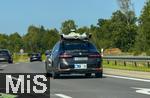 11.08.2025, Autobahn A96 bei Mnchen, Leicht getarnter Testwagen der BMW AG in Zusammenarbeit mit Qualcomm fr Autonomes Fahren mit aufwndiger Sensorik auf dem Dach und an der Karosserie auf der Strasse. BMW mchte den Fahrzeugkomfort durch die Einfhrung neuer Technologien zur Weiterentwicklung der assistierten, vernetzten, teil-automatisierten und autonomen Fahrzeugkomfortfunktionen weiterentwickeln und dadurch ein verbessertes Fahrerlebnis bieten. Die Testfahrzeuge sind mit verschiedenen Sensoren wie Radar-, Ultraschall-, GPS/Ortungssensoren, Innenraum-Mikrofonen und Videokameras ausgerstet. Der ffentliche Straenverkehr, Umgebung des Testfahrzeugs, kann auf Video aufgezeichnet werden.