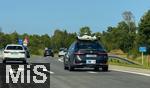 11.08.2025, Autobahn A96 bei Mnchen, Leicht getarnter Testwagen der BMW AG in Zusammenarbeit mit Qualcomm fr Autonomes Fahren mit aufwndiger Sensorik auf dem Dach und an der Karosserie auf der Strasse. BMW mchte den Fahrzeugkomfort durch die Einfhrung neuer Technologien zur Weiterentwicklung der assistierten, vernetzten, teil-automatisierten und autonomen Fahrzeugkomfortfunktionen weiterentwickeln und dadurch ein verbessertes Fahrerlebnis bieten. Die Testfahrzeuge sind mit verschiedenen Sensoren wie Radar-, Ultraschall-, GPS/Ortungssensoren, Innenraum-Mikrofonen und Videokameras ausgerstet. Der ffentliche Straenverkehr, Umgebung des Testfahrzeugs, kann auf Video aufgezeichnet werden.