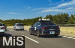 11.08.2025, Autobahn A96 bei Mnchen, Leicht getarnter Testwagen der BMW AG in Zusammenarbeit mit Qualcomm fr Autonomes Fahren mit aufwndiger Sensorik auf dem Dach und an der Karosserie auf der Strasse. BMW mchte den Fahrzeugkomfort durch die Einfhrung neuer Technologien zur Weiterentwicklung der assistierten, vernetzten, teil-automatisierten und autonomen Fahrzeugkomfortfunktionen weiterentwickeln und dadurch ein verbessertes Fahrerlebnis bieten. Die Testfahrzeuge sind mit verschiedenen Sensoren wie Radar-, Ultraschall-, GPS/Ortungssensoren, Innenraum-Mikrofonen und Videokameras ausgerstet. Der ffentliche Straenverkehr, Umgebung des Testfahrzeugs, kann auf Video aufgezeichnet werden.