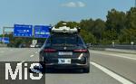 11.08.2025, Autobahn A96 bei Mnchen, Leicht getarnter Testwagen der BMW AG in Zusammenarbeit mit Qualcomm fr Autonomes Fahren mit aufwndiger Sensorik auf dem Dach und an der Karosserie auf der Strasse. BMW mchte den Fahrzeugkomfort durch die Einfhrung neuer Technologien zur Weiterentwicklung der assistierten, vernetzten, teil-automatisierten und autonomen Fahrzeugkomfortfunktionen weiterentwickeln und dadurch ein verbessertes Fahrerlebnis bieten. Die Testfahrzeuge sind mit verschiedenen Sensoren wie Radar-, Ultraschall-, GPS/Ortungssensoren, Innenraum-Mikrofonen und Videokameras ausgerstet. Der ffentliche Straenverkehr, Umgebung des Testfahrzeugs, kann auf Video aufgezeichnet werden.