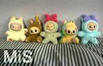 11.08.2025, Kaufbeuren: Fnf Labubus auf einem Sofa im Kinderzimmer. Aktuelles Trend-Spielzeug fr Kinder: Ein Labubu ist eine Plschtier-Figur aus China, mit breitem Grinsen im Plastik-Gesicht. Das Labubu wurde 2015 von Kasing Lung aus Hongkong kreiert, der sie fr seine Kinderbuchreihe The Monsters erschuf, dabei wurde er von den nordischen Mythen inspiriert. 