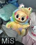11.08.2025, Kaufbeuren: Ein Labubu im Kinderzimmer. Aktuelles Trend-Spielzeug fr Kinder: Ein Labubu ist eine Plschtier-Figur aus China, mit breitem Grinsen im Plastik-Gesicht. Das Labubu wurde 2015 von Kasing Lung aus Hongkong kreiert, der sie fr seine Kinderbuchreihe The Monsters erschuf, dabei wurde er von den nordischen Mythen inspiriert. 