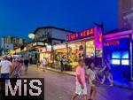 11.08.2025,  Beliebtes Reiseziel der Deutschen, Spanien, Insel Mallorca. Hier  Am berchtigten Feier-Hotspot Ballermann in El Arenal liegt die Vergngungsmeile Schinkenstrasse, Dner Kebap