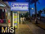 11.08.2025,  Beliebtes Reiseziel der Deutschen, Spanien, Insel Mallorca. Hier  Am berchtigten Feier-Hotspot Ballermann in El Arenal liegt die Vergngungsmeile Schinkenstrasse mit dem Kult-Lokal OBERBAYERN