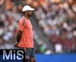 12.08.2025, Fussball Bundesliga 2025/2026, Freundschaftsspiel, Grasshopper Club Zrich - FC Bayern Mnchen - im Stadion am Letzigrund, Zrich (Schweiz). Trainer Vincent Kompany (FC Bayern Mnchen) nachdenklich.