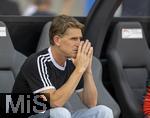 12.08.2025, Fussball Bundesliga 2025/2026, Freundschaftsspiel, Grasshopper Club Zrich - FC Bayern Mnchen - im Stadion am Letzigrund, Zrich (Schweiz). Sportdirektor Christoph Freund (Bayern Mnchen) nachdenklich 