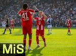 12.08.2025, Fussball Bundesliga 2025/2026, Freundschaftsspiel, Grasshopper Club Zrich - FC Bayern Mnchen - im Stadion am Letzigrund, Zrich (Schweiz). Torjubel v.li: Jonah Kusi-Asare (Bayern Mnchen) mit Lennart Karl (FC Bayern Mnchen) 