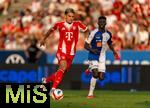 12.08.2025, Fussball Bundesliga 2025/2026, Freundschaftsspiel, Grasshopper Club Zrich - FC Bayern Mnchen - im Stadion am Letzigrund, Zrich (Schweiz). Luis Diaz (FC Bayern Mnchen) Schuss.