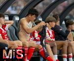 12.08.2025, Fussball Bundesliga 2025/2026, Freundschaftsspiel, Grasshopper Club Zrich - FC Bayern Mnchen - im Stadion am Letzigrund, Zrich (Schweiz). Min-jae Kim (Bayern Mnchen, Minjae Kim) zeiht sich auf der Bank um, seine Tattoos sind zu sehen : Carpe Diem