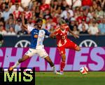 12.08.2025, Fussball Bundesliga 2025/2026, Freundschaftsspiel, Grasshopper Club Zrich - FC Bayern Mnchen - im Stadion am Letzigrund, Zrich (Schweiz). v.li: Yannick Bettkober (Grasshopper Club Zrich) gegen Luis Diaz (FC Bayern Mnchen) 
