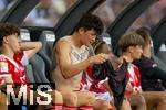 12.08.2025, Fussball Bundesliga 2025/2026, Freundschaftsspiel, Grasshopper Club Zrich - FC Bayern Mnchen - im Stadion am Letzigrund, Zrich (Schweiz). Min-jae Kim (Bayern Mnchen, Minjae Kim) zeiht sich auf der Bank um, seine Tattoos sind zu sehen : Carpe Diem