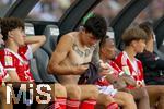 12.08.2025, Fussball Bundesliga 2025/2026, Freundschaftsspiel, Grasshopper Club Zrich - FC Bayern Mnchen - im Stadion am Letzigrund, Zrich (Schweiz). Min-jae Kim (Bayern Mnchen, Minjae Kim) zeiht sich auf der Bank um, seine Tattoos sind zu sehen : Carpe Diem
