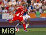12.08.2025, Fussball Bundesliga 2025/2026, Freundschaftsspiel, Grasshopper Club Zrich - FC Bayern Mnchen - im Stadion am Letzigrund, Zrich (Schweiz). v.li: Luis Diaz (FC Bayern Mnchen) gegen Yannick Bettkober (Grasshopper Club Zrich) 