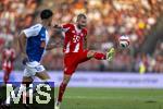 12.08.2025, Fussball Bundesliga 2025/2026, Freundschaftsspiel, Grasshopper Club Zrich - FC Bayern Mnchen - im Stadion am Letzigrund, Zrich (Schweiz). re: Konrad Laimer (FC Bayern Mnchen) am Ball 