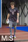 12.08.2025, Fussball Bundesliga 2025/2026, Freundschaftsspiel, Grasshopper Club Zrich - FC Bayern Mnchen - im Stadion am Letzigrund, Zrich (Schweiz). Torwart Leon Klanac (Bayern Mnchen) kommt zur Bank.