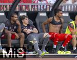 12.08.2025, Fussball Bundesliga 2025/2026, Freundschaftsspiel, Grasshopper Club Zrich - FC Bayern Mnchen - im Stadion am Letzigrund, Zrich (Schweiz). v.li: Serge Gnabry (FC Bayern Mnchen), Torwart Leon Klanac (Bayern Mnchen), Michael Olise (FC Bayern Mnchen) 