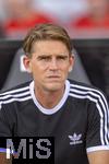 12.08.2025, Fussball Bundesliga 2025/2026, Freundschaftsspiel, Grasshopper Club Zrich - FC Bayern Mnchen - im Stadion am Letzigrund, Zrich (Schweiz). Sportdirektor Christoph Freund (Bayern Mnchen) nachdenklich 