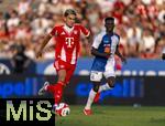 12.08.2025, Fussball Bundesliga 2025/2026, Freundschaftsspiel, Grasshopper Club Zrich - FC Bayern Mnchen - im Stadion am Letzigrund, Zrich (Schweiz). v.li: Luis Diaz (FC Bayern Mnchen) gegen Yannick Bettkober (Grasshopper Club Zrich) 