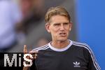 12.08.2025, Fussball Bundesliga 2025/2026, Freundschaftsspiel, Grasshopper Club Zrich - FC Bayern Mnchen - im Stadion am Letzigrund, Zrich (Schweiz). Sportdirektor Christoph Freund (Bayern Mnchen) nachdenklich 