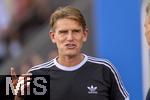 12.08.2025, Fussball Bundesliga 2025/2026, Freundschaftsspiel, Grasshopper Club Zrich - FC Bayern Mnchen - im Stadion am Letzigrund, Zrich (Schweiz). Sportdirektor Christoph Freund (Bayern Mnchen) nachdenklich 