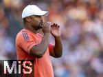12.08.2025, Fussball Bundesliga 2025/2026, Freundschaftsspiel, Grasshopper Club Zrich - FC Bayern Mnchen - im Stadion am Letzigrund, Zrich (Schweiz). Trainer Vincent Kompany (FC Bayern Mnchen) gibt Anweisungen.