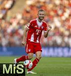 12.08.2025, Fussball Bundesliga 2025/2026, Freundschaftsspiel, Grasshopper Club Zrich - FC Bayern Mnchen - im Stadion am Letzigrund, Zrich (Schweiz). Konrad Laimer (FC Bayern Mnchen) am Ball 