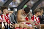 12.08.2025, Fussball Bundesliga 2025/2026, Freundschaftsspiel, Grasshopper Club Zrich - FC Bayern Mnchen - im Stadion am Letzigrund, Zrich (Schweiz). Min-jae Kim (Bayern Mnchen, Minjae Kim) zieht sich auf der Bank um, man sieht seine Tattoos auf seinem nackten Oberkrper.
