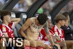 12.08.2025, Fussball Bundesliga 2025/2026, Freundschaftsspiel, Grasshopper Club Zrich - FC Bayern Mnchen - im Stadion am Letzigrund, Zrich (Schweiz). Min-jae Kim (Bayern Mnchen, Minjae Kim) zieht sich auf der Bank um, man sieht seine Tattoos auf seinem nackten Oberkrper.