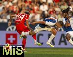 12.08.2025, Fussball Bundesliga 2025/2026, Freundschaftsspiel, Grasshopper Club Zrich - FC Bayern Mnchen - im Stadion am Letzigrund, Zrich (Schweiz). v.li: Luis Diaz (FC Bayern Mnchen) gegen Tim Meyer (Grasshopper Club Zrich) und Yannick Bettkober (Grasshopper Club Zrich) 