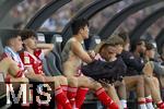 12.08.2025, Fussball Bundesliga 2025/2026, Freundschaftsspiel, Grasshopper Club Zrich - FC Bayern Mnchen - im Stadion am Letzigrund, Zrich (Schweiz). Min-jae Kim (Bayern Mnchen, Minjae Kim) zieht sich auf der Bank um, man sieht seine Tattoos auf seinem nackten Oberkrper.
