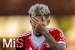 12.08.2025, Fussball Bundesliga 2025/2026, Freundschaftsspiel, Grasshopper Club Zrich - FC Bayern Mnchen - im Stadion am Letzigrund, Zrich (Schweiz). Luis Diaz (FC Bayern Mnchen) wscht sich den Kopf bei der Hitze als Erfrischung.