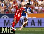 12.08.2025, Fussball Bundesliga 2025/2026, Freundschaftsspiel, Grasshopper Club Zrich - FC Bayern Mnchen - im Stadion am Letzigrund, Zrich (Schweiz). v.li: Luis Diaz (FC Bayern Mnchen) gegen Imourane Hassane (Grasshopper Club Zrich) 