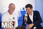 14.08.2025, Fussball Major League Soccer (MLS) 2025/2026 Kanada, Neuzugang aus Deutschland bei den Vancouver Whitecaps FC, Thomas Mller vom FC Bayern Mnchen wird bei einer Pressekonferenz offiziell vorgestellt. re: Thomas Mller, links: Jesper Srensen (Whitecaps FC head coach)