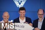 14.08.2025, Fussball Major League Soccer (MLS) 2025/2026 Kanada, Neuzugang aus Deutschland bei den Vancouver Whitecaps FC, Thomas Mller vom FC Bayern Mnchen wird bei einer Pressekonferenz offiziell vorgestellt. ,v. links: Jesper Srensen (Whitecaps FC head coach), Thomas Mller, Axel Schuster (Whitecaps FC CEO & sporting director) 